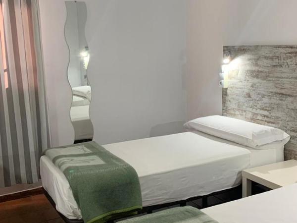 Casa de Huéspedes Almansa : photo 10 de la chambre chambre double standard avec salle de bains commune