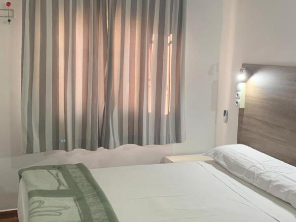 Casa de Huéspedes Almansa : photo 8 de la chambre chambre lit queen-size avec salle de bains commune