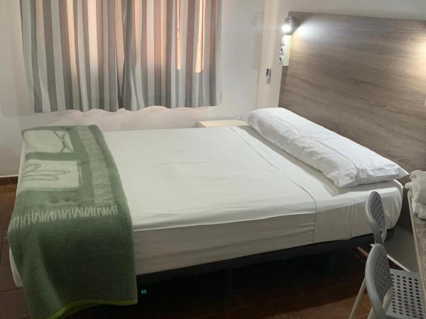 Casa de Huéspedes Almansa : photo 9 de la chambre chambre lit queen-size avec salle de bains commune