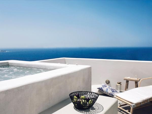 Santo Pure Oia Suites & Villas : photo 1 de la chambre suite junior avec jacuzzi - vue sur mer et coucher de soleil