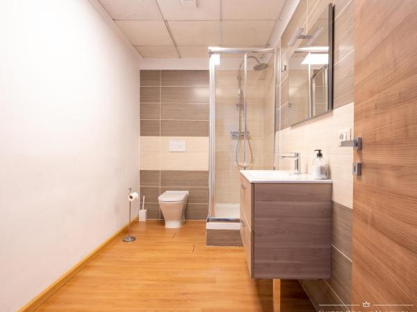 Suites Rooms Valencia : photo 8 de la chambre chambre triple avec salle de bains privative séparée