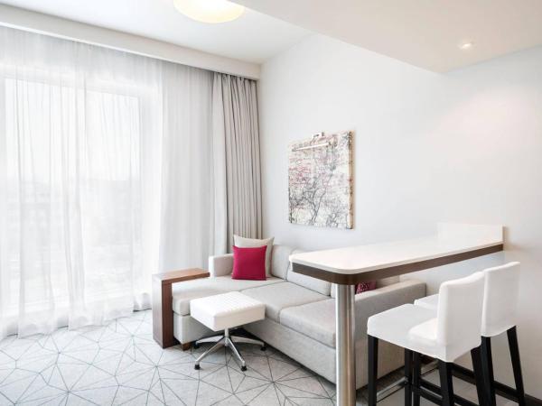 Hyatt Place Dubai Al Rigga : photo 2 de la chambre suite lit king-size avec canapé-lit