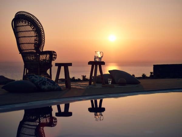 Santo Pure Oia Suites & Villas : photo 2 de la chambre villa ilios avec piscine - vue sur mer et coucher de soleil 