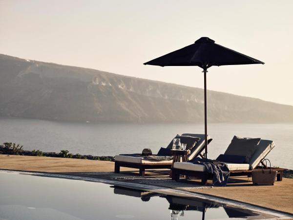 Santo Pure Oia Suites & Villas : photo 5 de la chambre villa ilios avec piscine - vue sur mer et coucher de soleil 