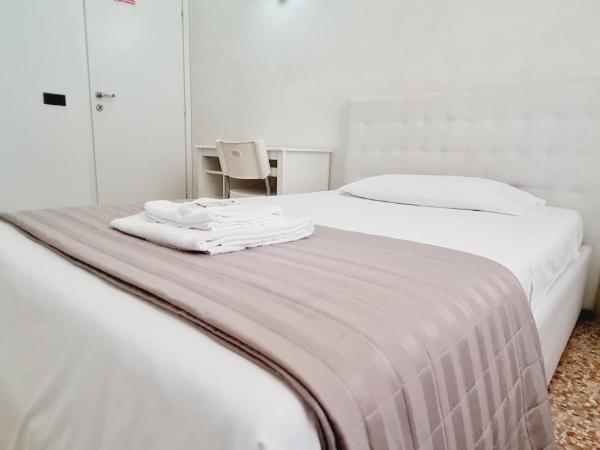 Locazione Turistica Gioia : photo 4 de la chambre chambre simple avec salle de bains commune