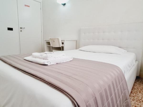 Locazione Turistica Gioia : photo 6 de la chambre chambre simple avec salle de bains commune