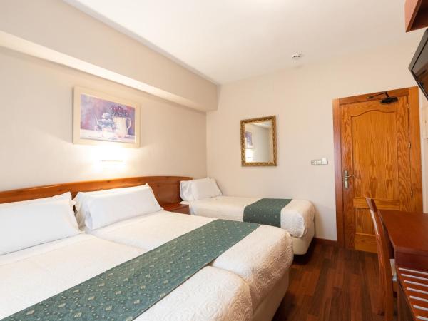 Hotel Alameda Málaga : photo 3 de la chambre chambre lits jumeaux avec lit d’appoint - 301