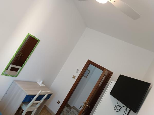 Affittacamere Pratello 97 : photo 5 de la chambre chambre lits jumeaux avec salle de bains commune