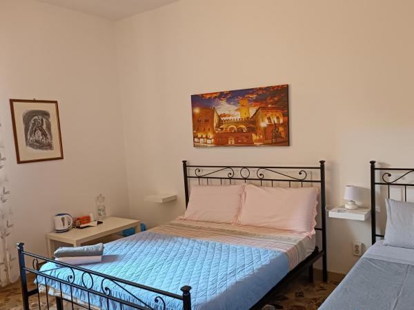 Affittacamere Pratello 97 : photo 5 de la chambre chambre double avec lit d'appoint