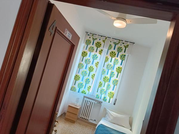 Affittacamere Pratello 97 : photo 1 de la chambre chambre lits jumeaux avec salle de bains commune