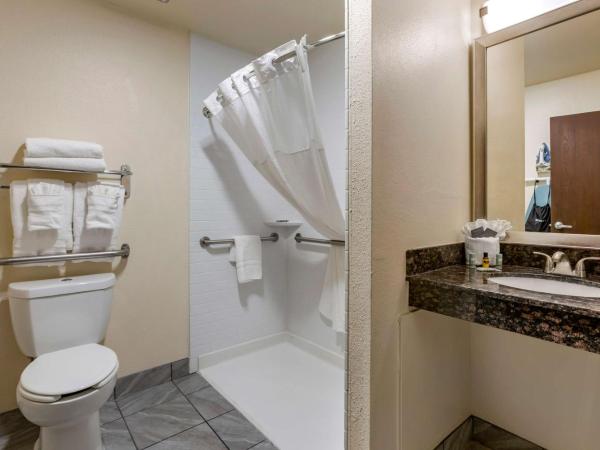 Best Western Airport Albuquerque InnSuites Hotel & Suites : photo 1 de la chambre queen room with two queen beds -mobility accessible roll-in shower - non-smoking