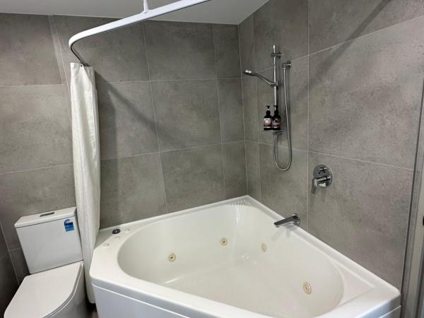 Baycourt Lakefront Motel : photo 4 de la chambre suite avec baignoire spa