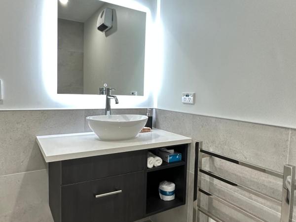 Baycourt Lakefront Motel : photo 4 de la chambre suite familiale avec bain à remous