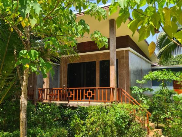 Lanta Pearl Beach Resort : photo 1 de la chambre bungalow familial