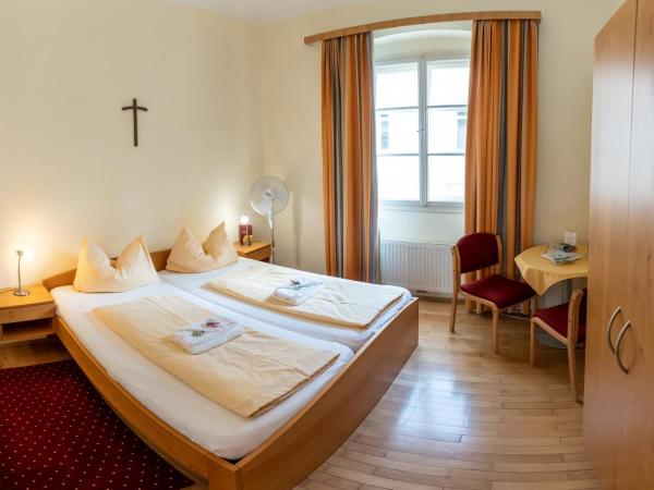 Gästehaus im Priesterseminar Salzburg : photo 7 de la chambre chambre double standard
