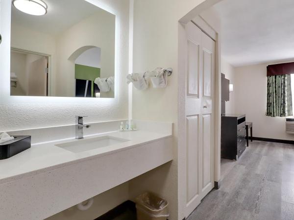 Quality Suites Albuquerque Airport : photo 7 de la chambre suite avec lit king-size pour personnes à mobilité réduite - non-fumeurs
