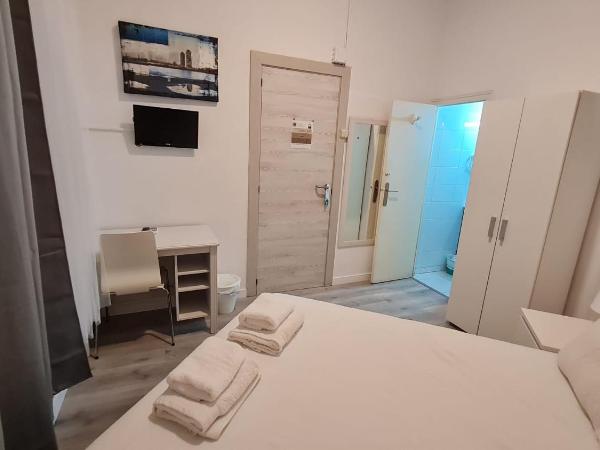 Hostal Eixample : photo 5 de la chambre interior single room with private bathroom