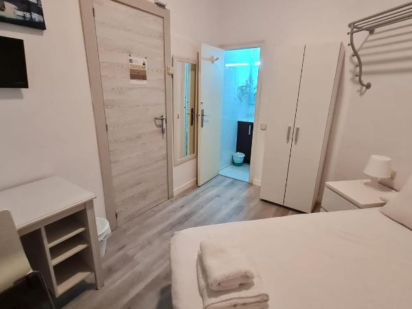 Hostal Eixample : photo 2 de la chambre interior single room with private bathroom
