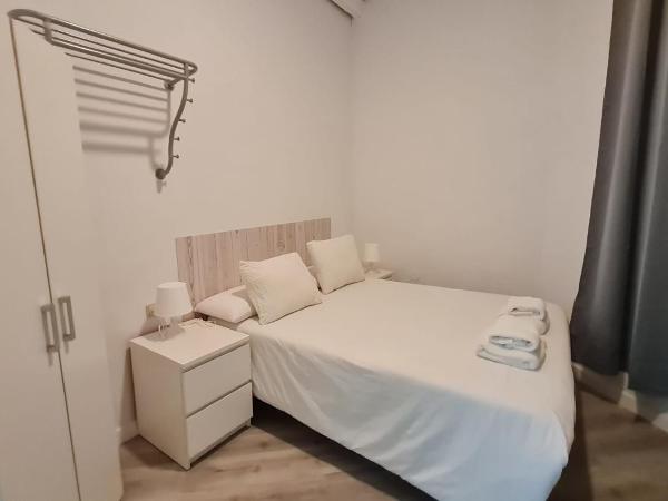 Hostal Eixample : photo 7 de la chambre chambre double Économique/basique intérieure avec salle de bains privative