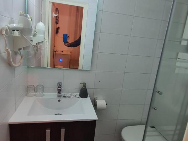 Hostal Eixample : photo 6 de la chambre interior single room with private bathroom