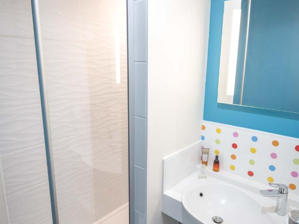 ibis Styles Frjus St Raphael : photo 4 de la chambre chambre double standard avec canap-lit