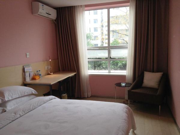 Colour Inn - She Kou Branch : photo 6 de la chambre chambre lits jumeaux deluxe