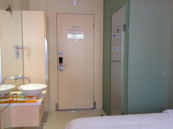 Colour Inn - She Kou Branch : photo 10 de la chambre chambre lits jumeaux deluxe