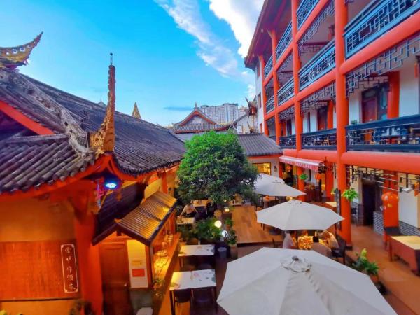 Wenjun Courtyard Hotel,3mins walk from Tonghuimen metro station ,located in the city center ,walking distance to many scenic areas, English-speaking service : photo 5 de la chambre deluxe family suite with bathtub（free pick up service for 3 successive nights , free laundry service , free drinks ）
