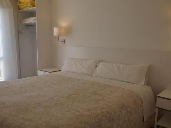 Hostal Marina Cadaqués : photo 1 de la chambre chambre double deluxe avec balcon - vue sur mer