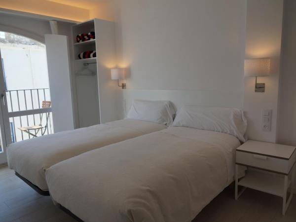 Hostal Marina Cadaqués : photo 3 de la chambre chambre double ou lits jumeaux - vue partielle sur mer