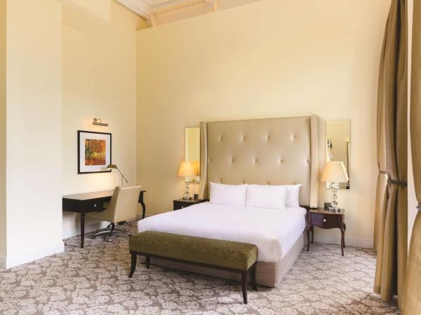 Rendezvous Hotel Melbourne : photo 1 de la chambre chambre lit king-size Édouardienne avec 2 cocktails en soirée