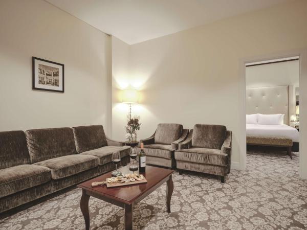 Rendezvous Hotel Melbourne : photo 2 de la chambre suite oakden avec 2 cocktails en soirée