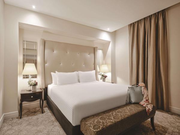 Rendezvous Hotel Melbourne : photo 1 de la chambre suite lit king-size fuller avec 2 cocktails en soirée