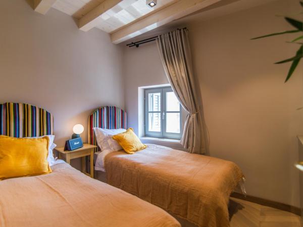 The Melegran : photo 3 de la chambre deluxe suite with sea view and balcony with external access