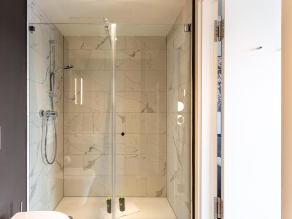 limehome Düsseldorf Stresemannstraße - Digital Access : photo 5 de la chambre suite avec canapé-lit et balcon