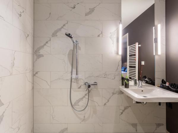 limehome Düsseldorf Stresemannstraße - Digital Access : photo 3 de la chambre suite - accessible aux personnes à mobilité réduite