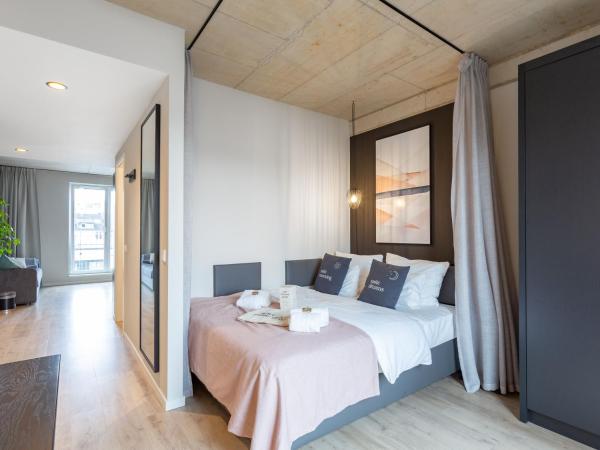 limehome Düsseldorf Stresemannstraße - Digital Access : photo 7 de la chambre suite confort avec canapé-lit et balcon