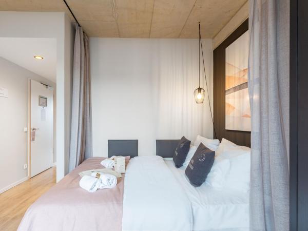 limehome Düsseldorf Stresemannstraße - Digital Access : photo 8 de la chambre suite confort avec canapé-lit et balcon