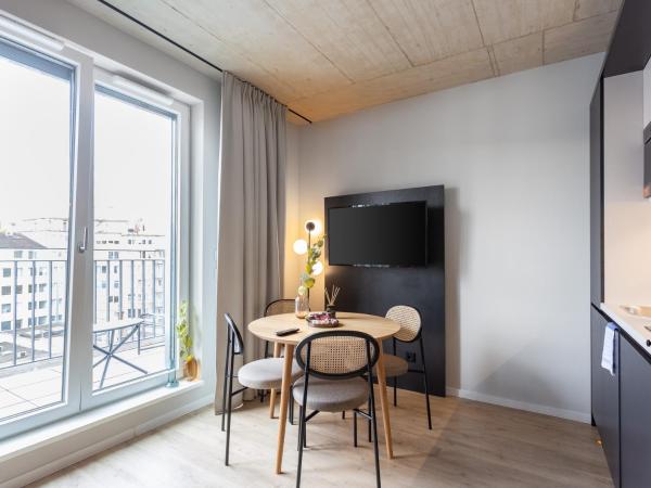 limehome Düsseldorf Stresemannstraße - Digital Access : photo 10 de la chambre suite confort avec canapé-lit et balcon