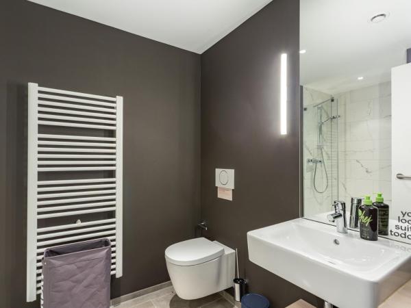 limehome Düsseldorf Stresemannstraße - Digital Access : photo 2 de la chambre suite confort avec canapé-lit et balcon