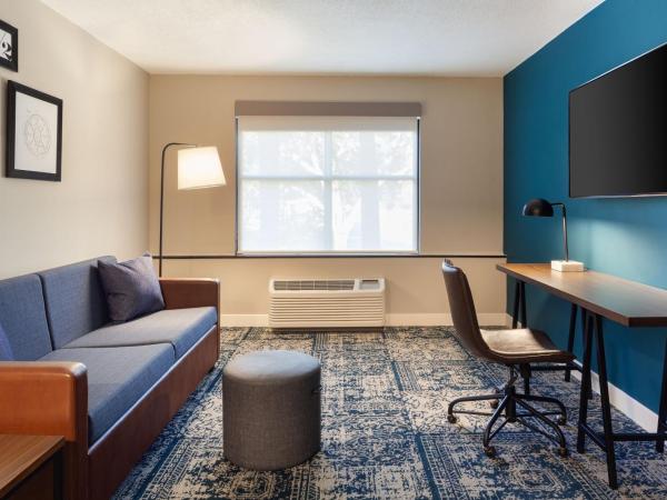 Four Points by Sheraton Orlando Convention Center : photo 2 de la chambre suite avec lit queen-size et canapé-lit