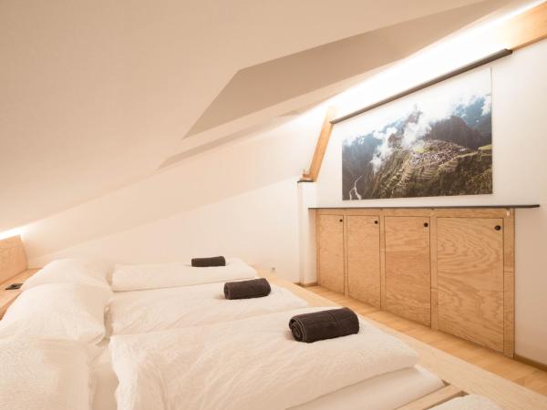 Montagu Hostel : photo 2 de la chambre chambre quadruple avec salle de bains commune