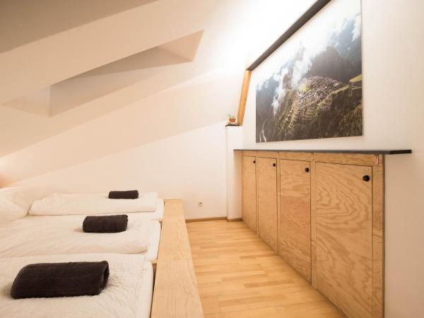 Montagu Hostel : photo 1 de la chambre chambre quadruple avec salle de bains commune