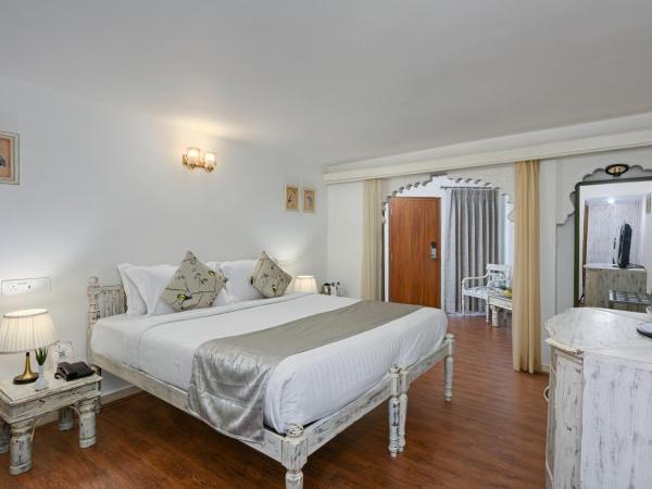 Swaroop Vilas - Lake Facing Boutique Hotel : photo 1 de la chambre chambre double - vue sur jardin