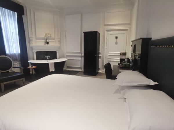 Judges Court : photo 4 de la chambre chambre lit king-size deluxe avec baignoire à bord arrondi