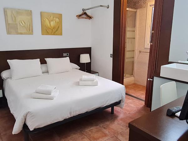 Hostal Eixample : photo 1 de la chambre chambre double intérieure avec salle de bains privative 