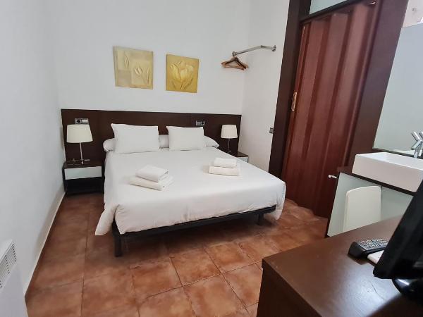 Hostal Eixample : photo 3 de la chambre chambre double intérieure avec salle de bains privative 