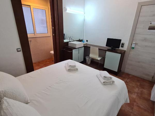 Hostal Eixample : photo 2 de la chambre chambre double intérieure avec salle de bains privative 