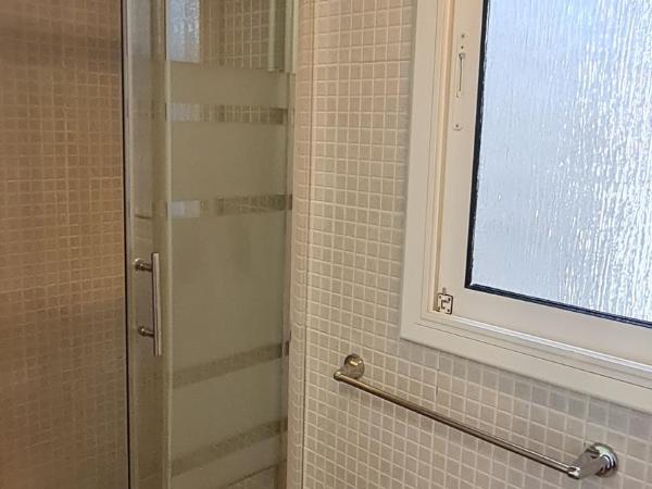 Hostal Eixample : photo 10 de la chambre chambre double intérieure avec salle de bains privative 