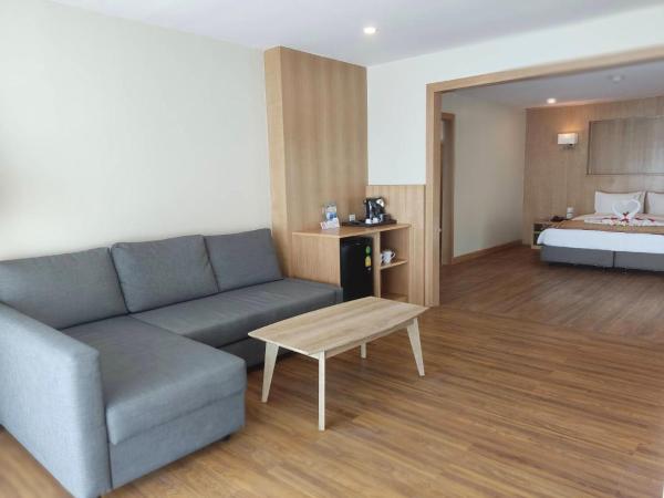 Phi Phi Holiday Resort : photo 5 de la chambre hébergement premier - côté plage - piscine